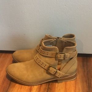 Tan boho ankle booties size 9w